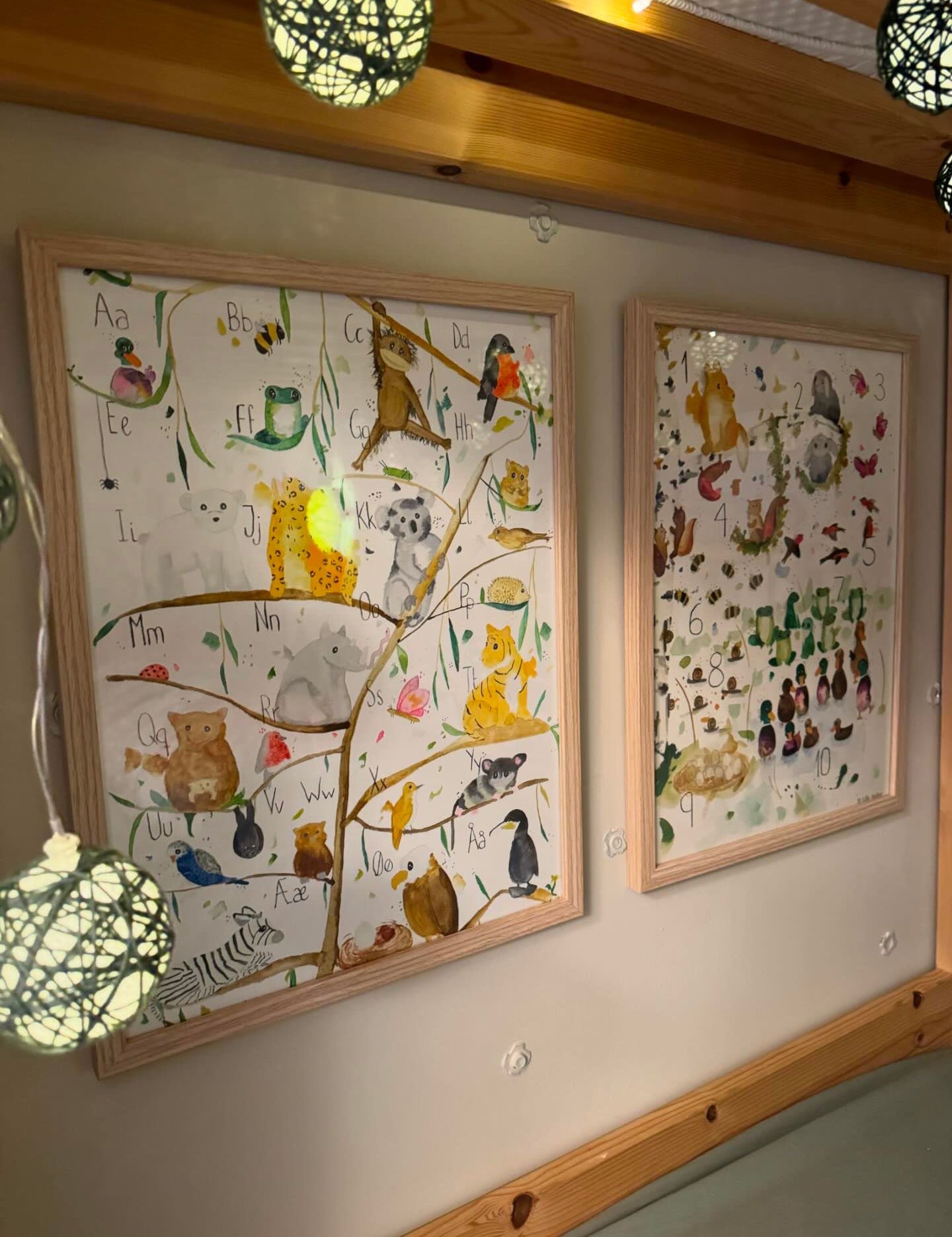 I en hyggelig hule skal der være kunst og bøger